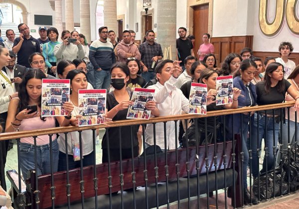 ¿Encierro y acarreo en la UG?  Así fue el minuto a minuto de la protesta en Rectoría General