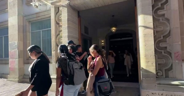 Después de 7 horas encerrados en Rectoría, liberan a estudiantes y periodistas en la UG