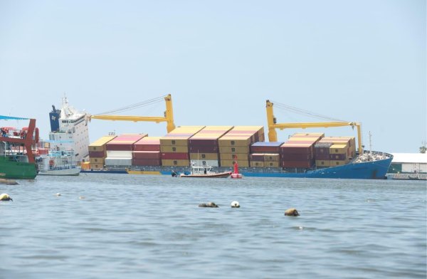 Un barco se hunde lentamente en Mazatlán: no hay actividad marítima, ¿qué pasó?