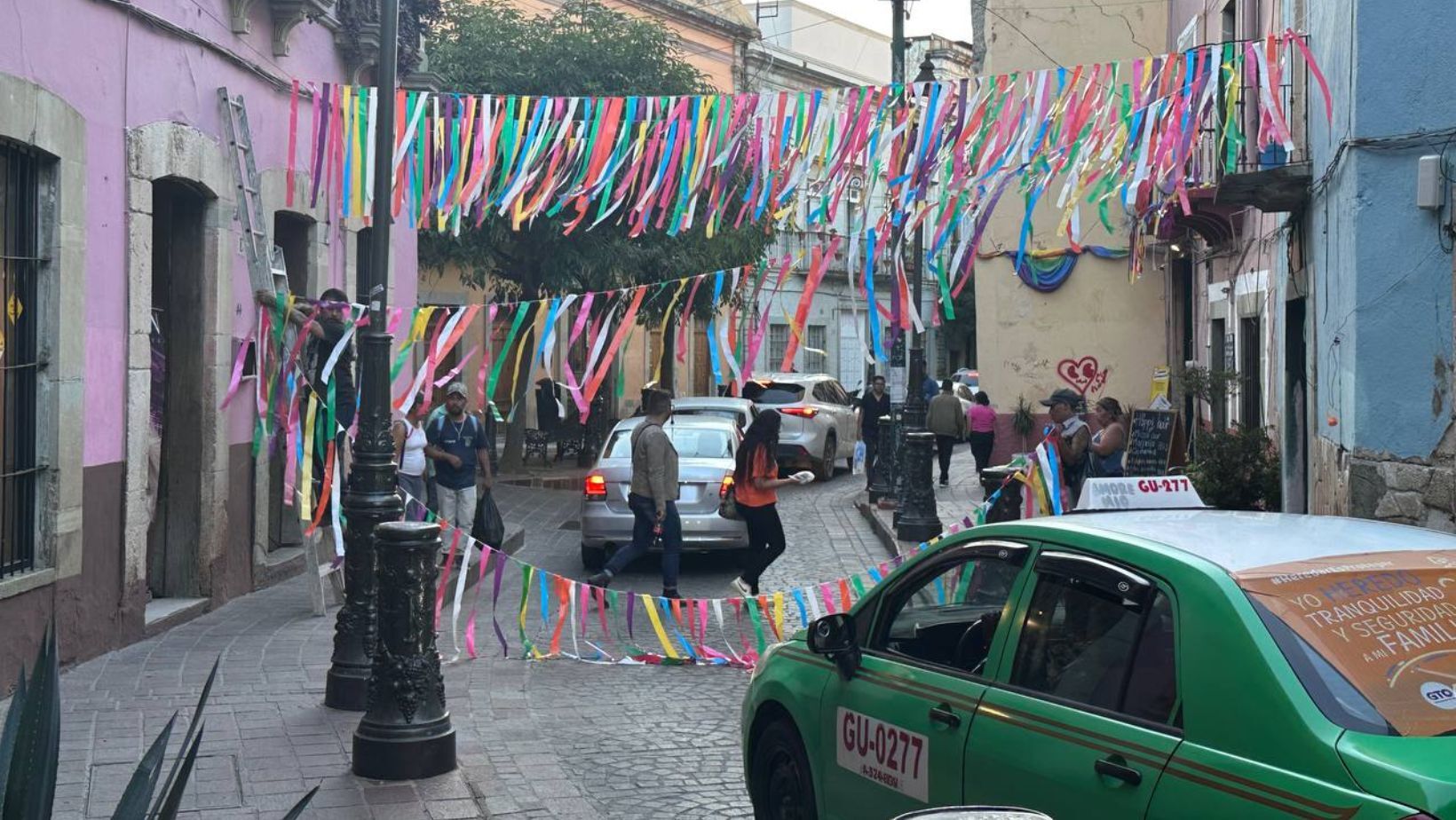 Locatarios de la calle Alonso de Guanajuato embellecen calles y rescatan tradiciones patrias