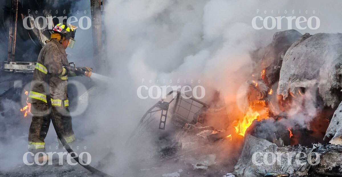 Aparatoso choque en carretera de Pénjamo deja cuatro muertos y un vehículo en llamas  