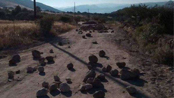 'Sitian' a comunidad indígena en Tierra Blanca: bloquean caminos y alcalde los ignora