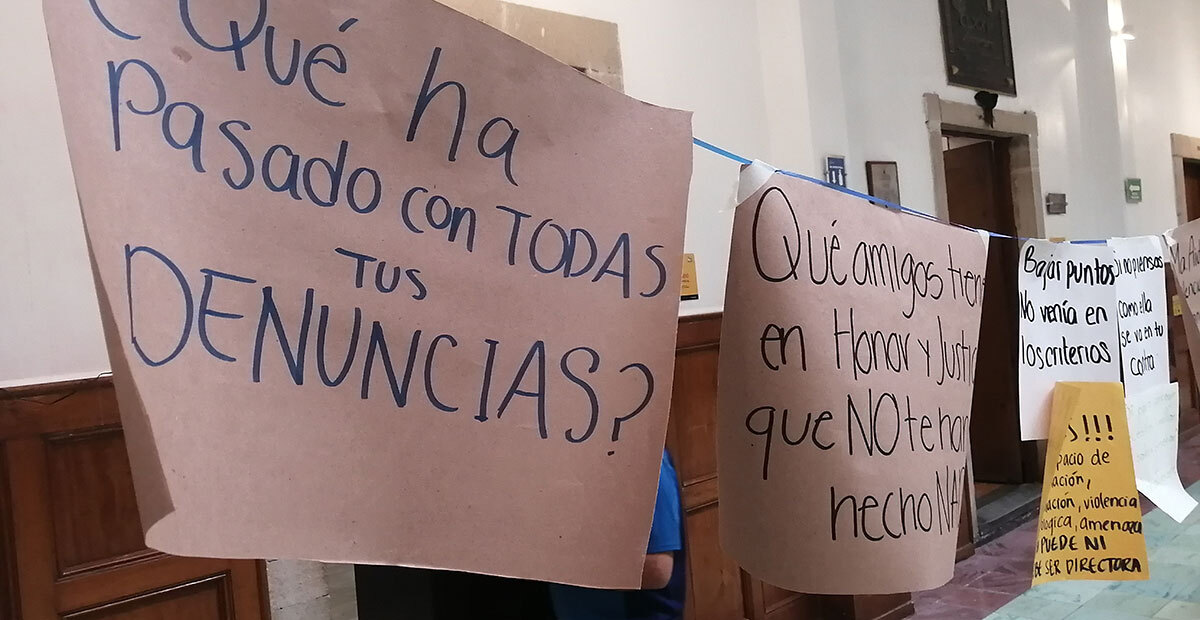 Estudiantes de derecho de la UG cuelgan tendedero de denuncias; acusan a profesora de violencia 