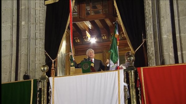 AMLO da el Grito de Independencia ante miles en el Zócalo de la CDMX: 