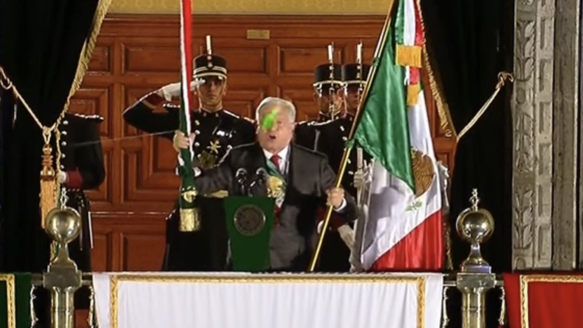 Apuntan a AMLO con láser durante grito de independencia 