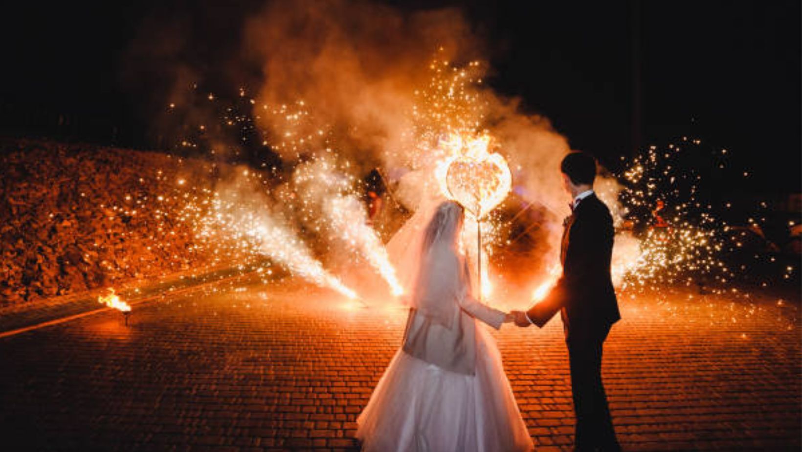 VIDEO: Matrimonio impacta al prenderse fuego en su boda: una entrada de bodas inolvidable