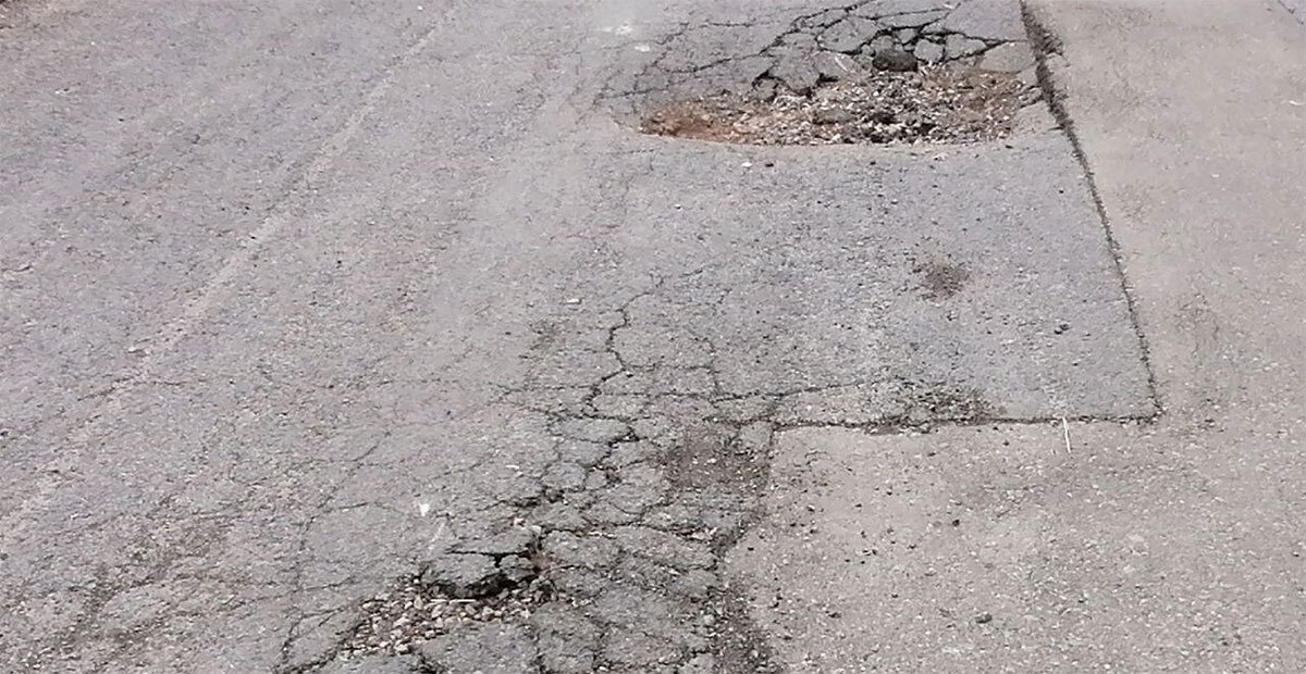 ¡Cuidado! Enorme bache en esta colonia de San José Iturbide está causando daños a vehículos  