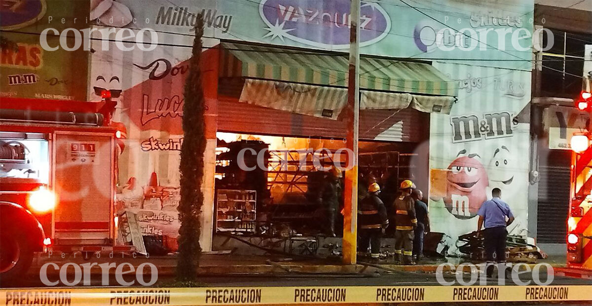 Incendio por pirotecnia consume dulcería Vázquez en la colonia San Pedro de Irapuato