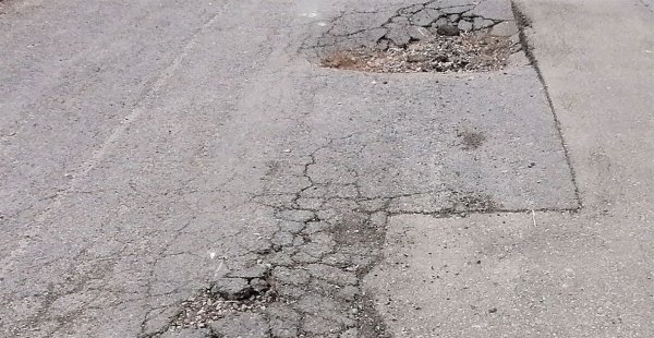 ¡Cuidado! Enorme bache en esta colonia de San José Iturbide está causando daños a vehículos  