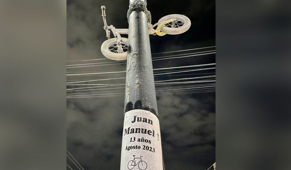 Así se ve la bici blanca que colocaron en honor a Juan Manuel, niño atropellado en León