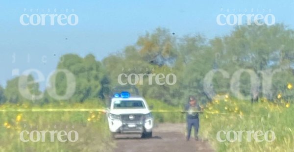 Abandonan un cuerpo junto a una deportiva en Apaseo el Grande 