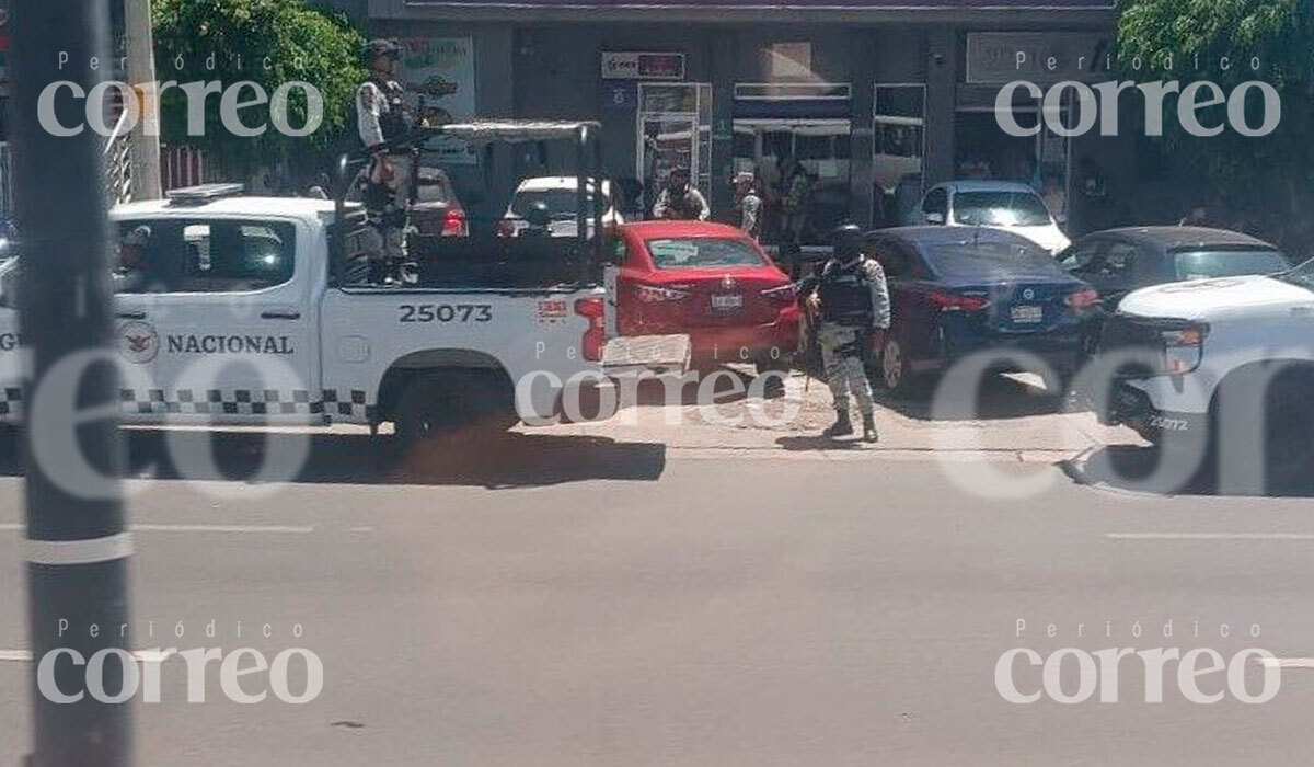 Hombres armados entran a robar banco sobre el bulevar Adolfo López Mateos en Celaya 