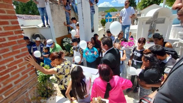 Despiden a Chuyito y Alexander, niños asesinados en San Francisco; lanzan globos blancos en su honor 