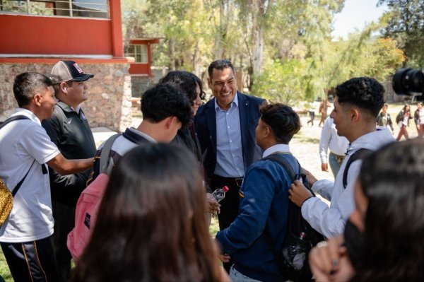 Mauricio Trejo 'da el grito'  junto a alumnos del CBTis