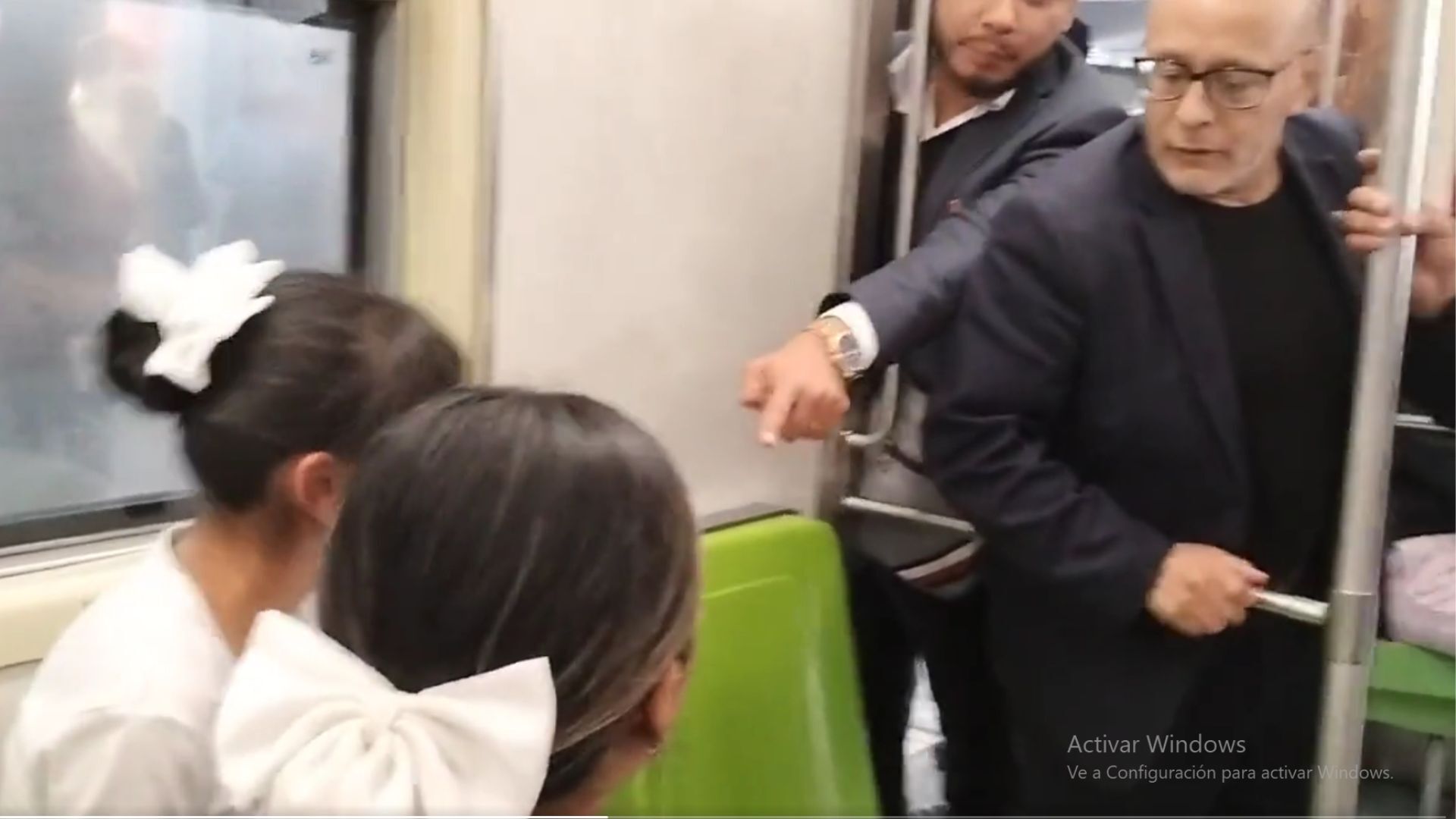 Detienen a cuatro jóvenes en el metro de la CDMX sólo por quedarse dormidas (video)