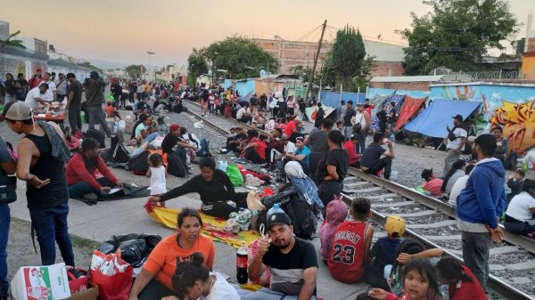 Crece marea humana en Irapuato en espera del tren por el sueño americano