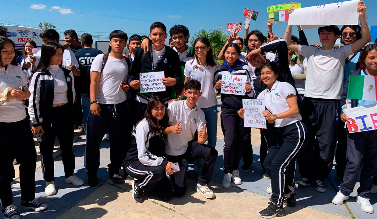 La Gacela de Guanajuato visita a alumnos del CECyTE: “Eres mi motivación para seguir entrenando”