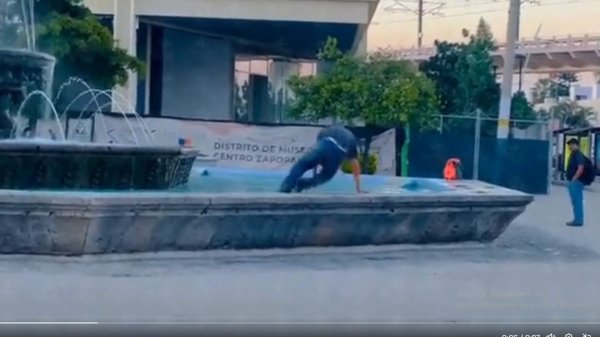 Video: hombre nada en fuente de Zapopan, Jalisco ¿mucho calor y poco dinero?