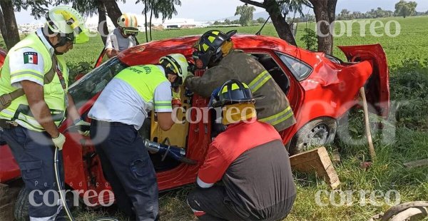 Volcadura en carretera de Apaseo el Grande deja una mujer lesionada 