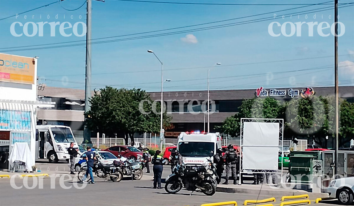 Chocan a una elemento de Policía de Celaya sobre el eje Clouthier