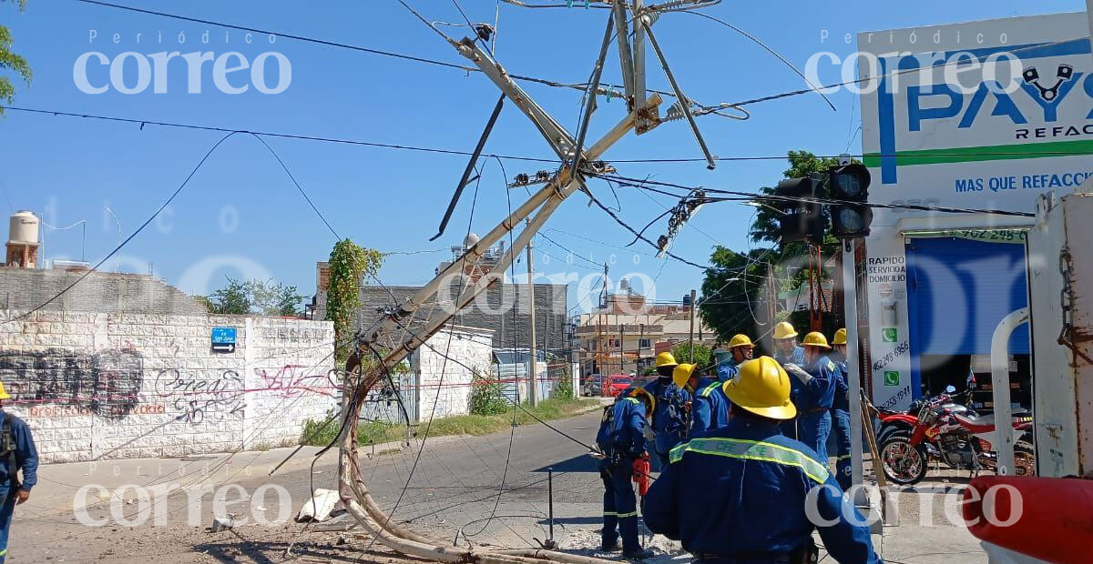 Transporte de personal choca contra poste y deja sin luz al bulevar Los Reyes de Irapuato 