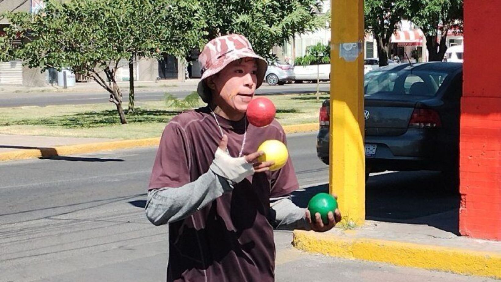 José trabaja 'de sonrisas' en los cruces de Salamanca para mantener a su familia 