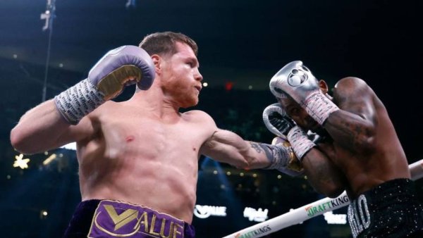 Saúl 'Canelo' Álvarez retiene sus títulos del Peso supermediano al vencer a Jermell Charlo