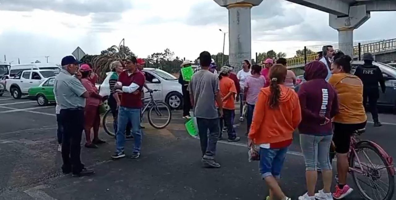 Manifestantes de Tenería del Santuario bloquean carretera a Comonfort; exigen destitución de delegada 