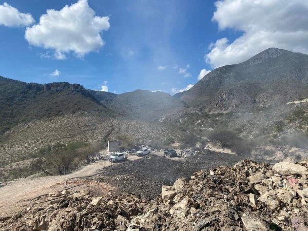 ¿La tercera es la vencida? Controlan de nuevo incendio en basurero de Xichú