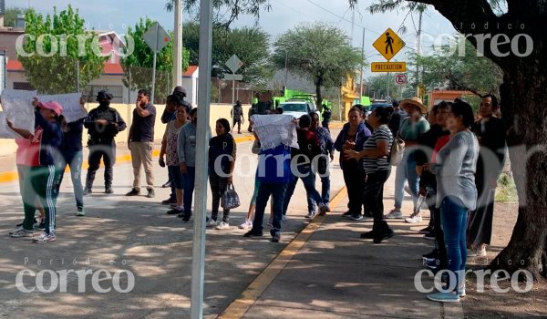 Familias exigen mejores condiciones en primaria de Irapuato; niño cayó a un socavón 