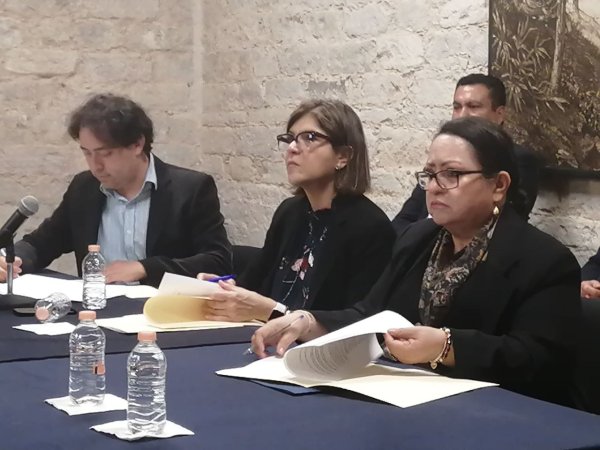 Alumnos de Valenciana confrontan a rectora de la UG Claudia Susana Gómez en firma de pliego  