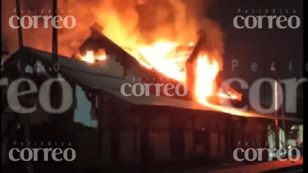  Incendio consume histórica estación de tren en el barrio de San Miguel de León