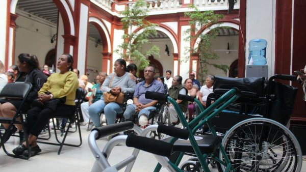 Transformó su accidente en amor por los demás y regala sillas de ruedas en Silao