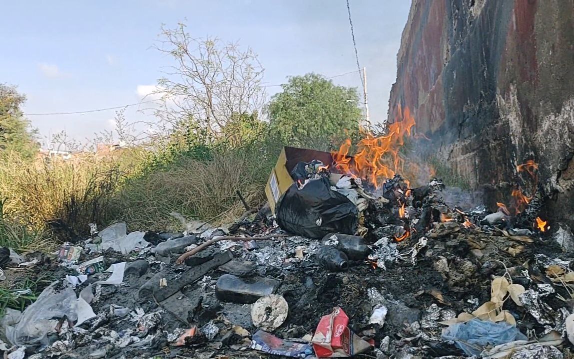 A falta de un buen servicio de recolección, habitantes de Silao tienen que quemar su basura 