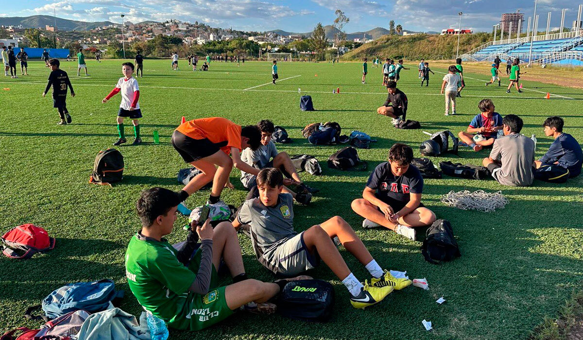 Escuela filial del Club León acerca a niños y niñas al deporte en Guanajuato capital