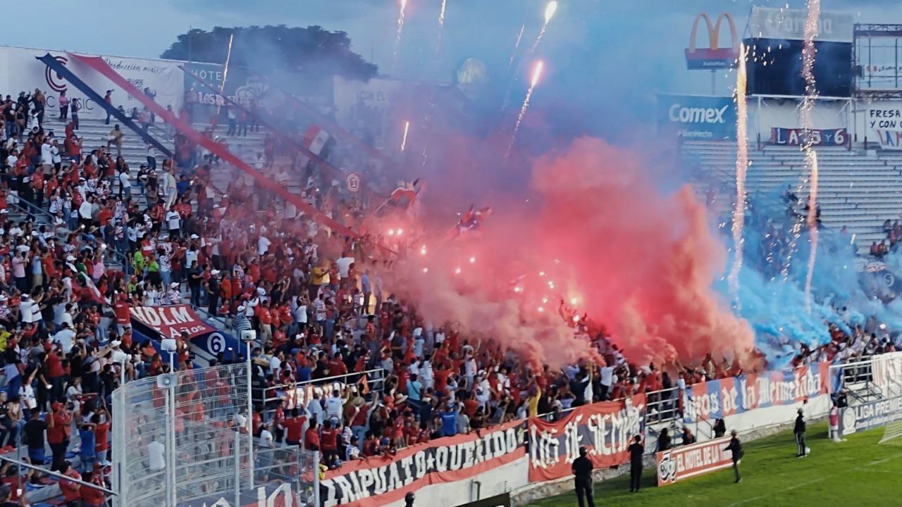 Sancionan al estadio Sergio León Chávez por uso de pirotecnia de la afición 