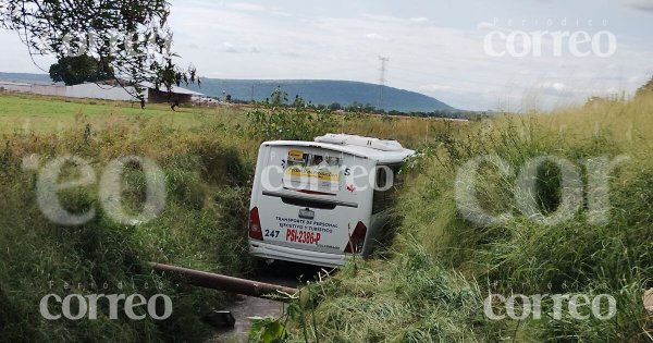 Camión de personal vuelca y queda atorado en un canal de agua en carretera de Irapuato 