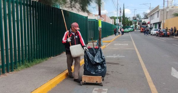 Con ritmo y alegría, Don Roberto Nieto mantiene limpias las instalaciones del IMSS en Salamanca