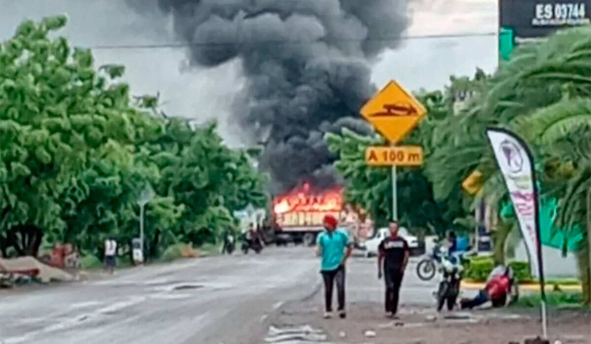 Michoacán vive nuevos bloqueos y enfrentamientos; hay ocho detenidos