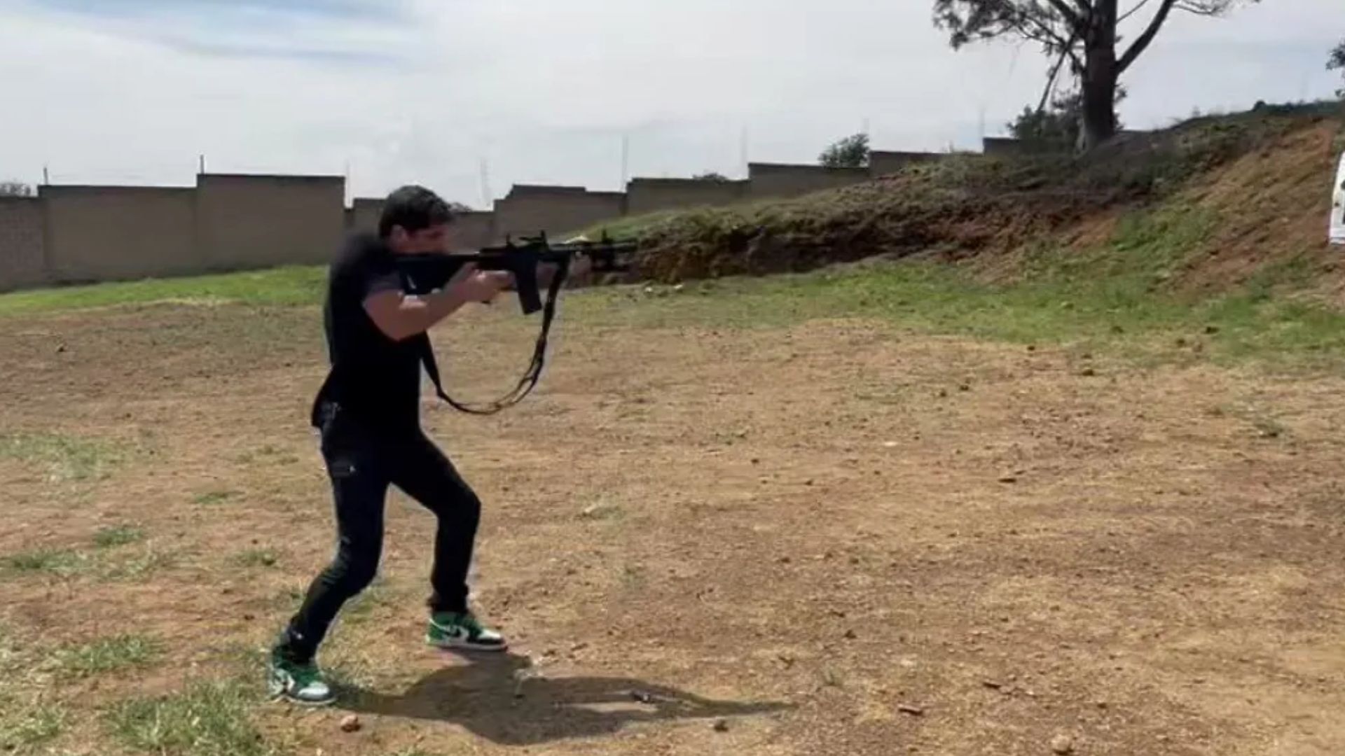 Eduardo Verástegui amenaza con rifle a quienes no piensen como él (video)