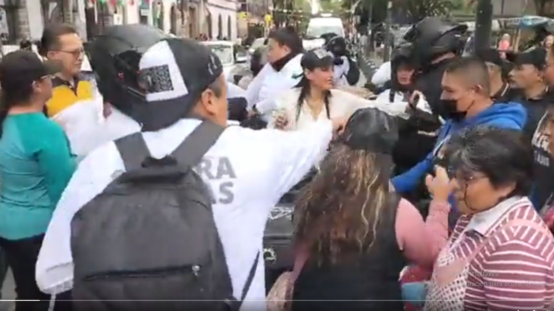 Sandra Cuevas no da una: ahora en Azcapotzalco su equipo agrede a ciudadano (video)