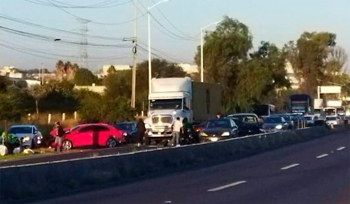 Carambola en la carretera libre Querétaro-Celaya causa tráfico 