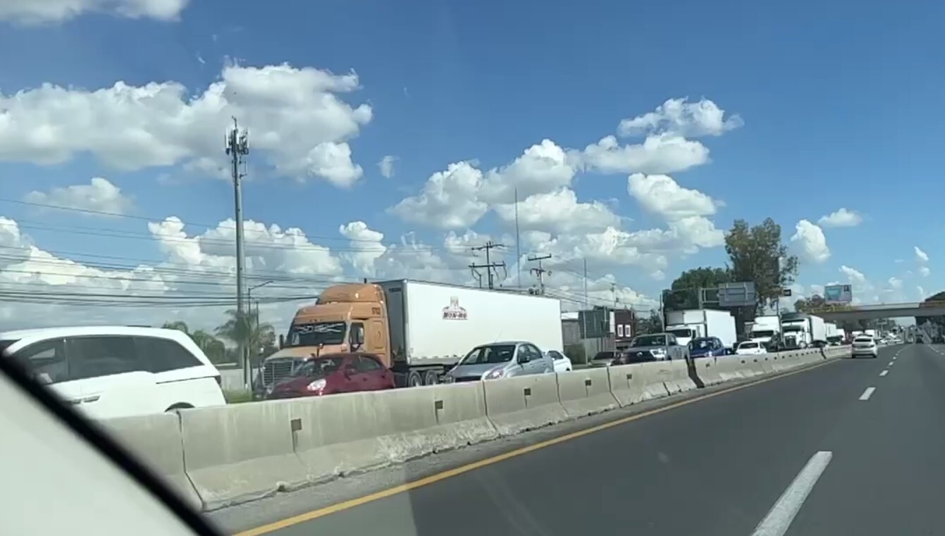 Accidente en bulevar Aeropuerto provoca intenso tráfico a la entrada de León