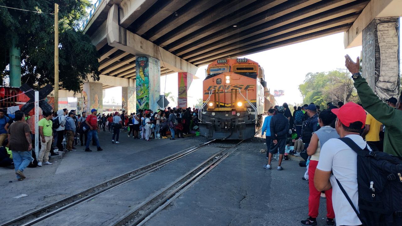 Flujo masivo de migrantes en Guanajuato deja pérdidas millonarias y retrasos a Ferromex