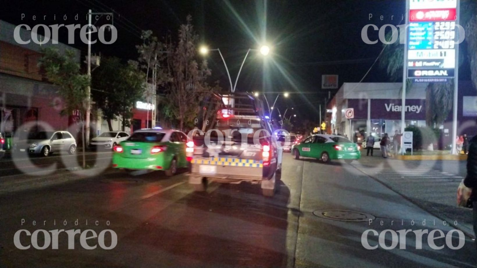 A pedradas, arman riña en gasolinera de la Plaza del Comercio de Irapuato; participaron al menos 40 jóvenes