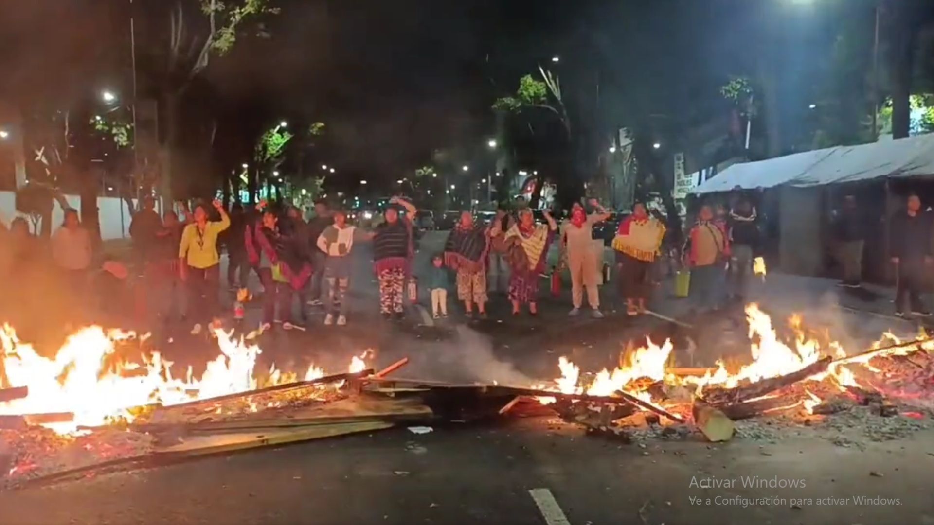 Policías intentan desalojar a la fuerza a Otomíes manifestantes en INPI de CDMX