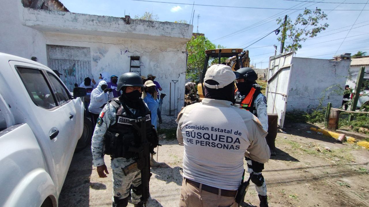 Madres buscadoras encuentran ropa enterrada en predio de Salamanca