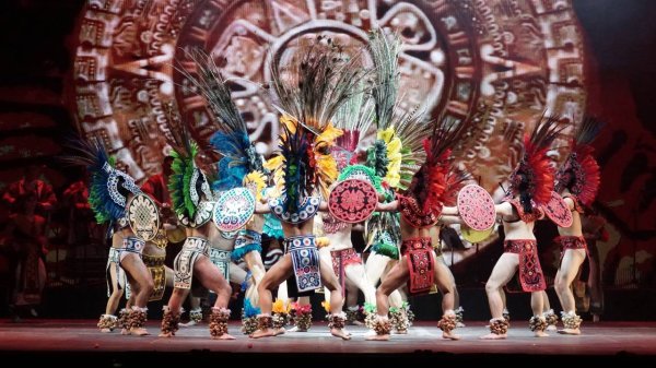 Ballet Folklórico de la UG llena de color y alegría a la Alhóndiga durante su presentación en el 51 FIC   