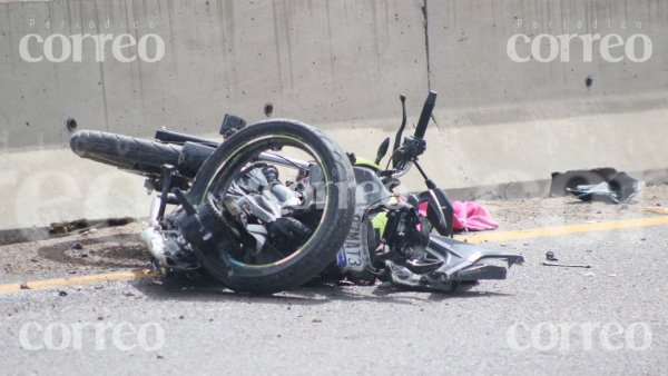  Arrollan a pareja de motociclistas en carretera de Dolores Hidalgo; mujer muere y hombre queda lesionado