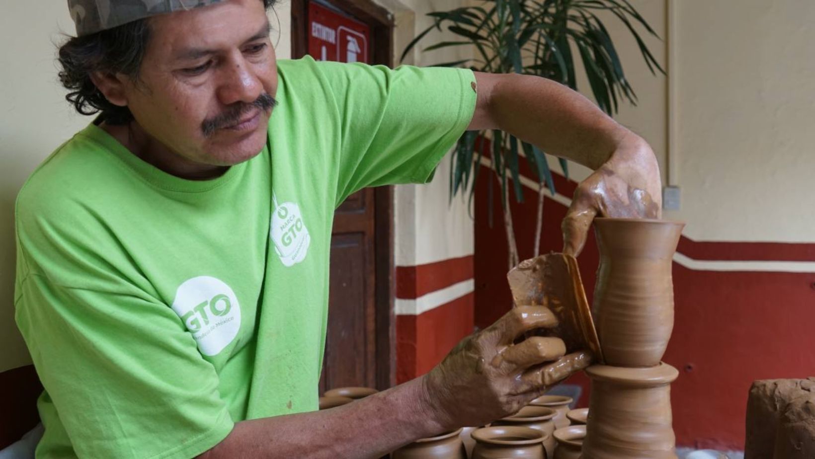 Martín Granados busca mantener viva la tradicional alfarería en Guanajuato Capital